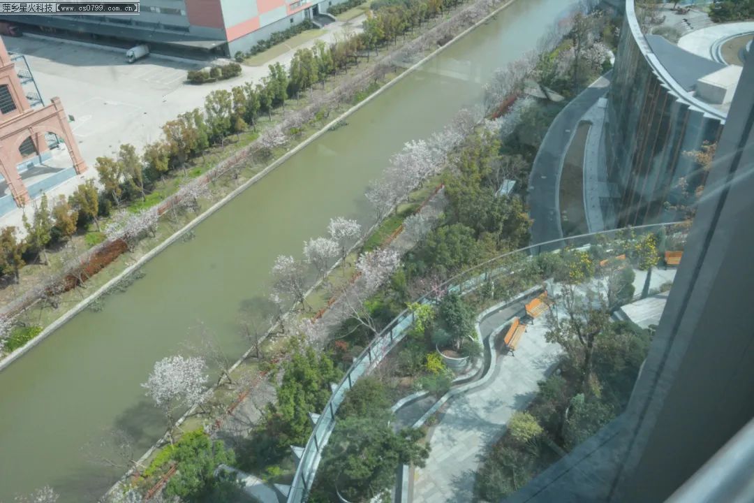 單場(chǎng)六小時(shí)直播帶貨4000多萬元，國(guó)民女裝要網(wǎng)上走(圖1)