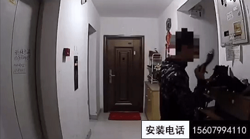 萍鄉(xiāng)男子偷聞女士高跟鞋，監(jiān)控?cái)z像頭拍下“惡心”一幕(圖1)