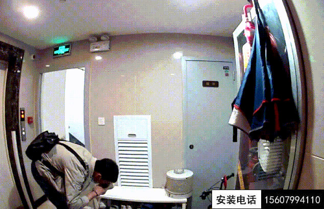 萍鄉(xiāng)男子偷聞女士高跟鞋，監(jiān)控?cái)z像頭拍下“惡心”一幕(圖3)